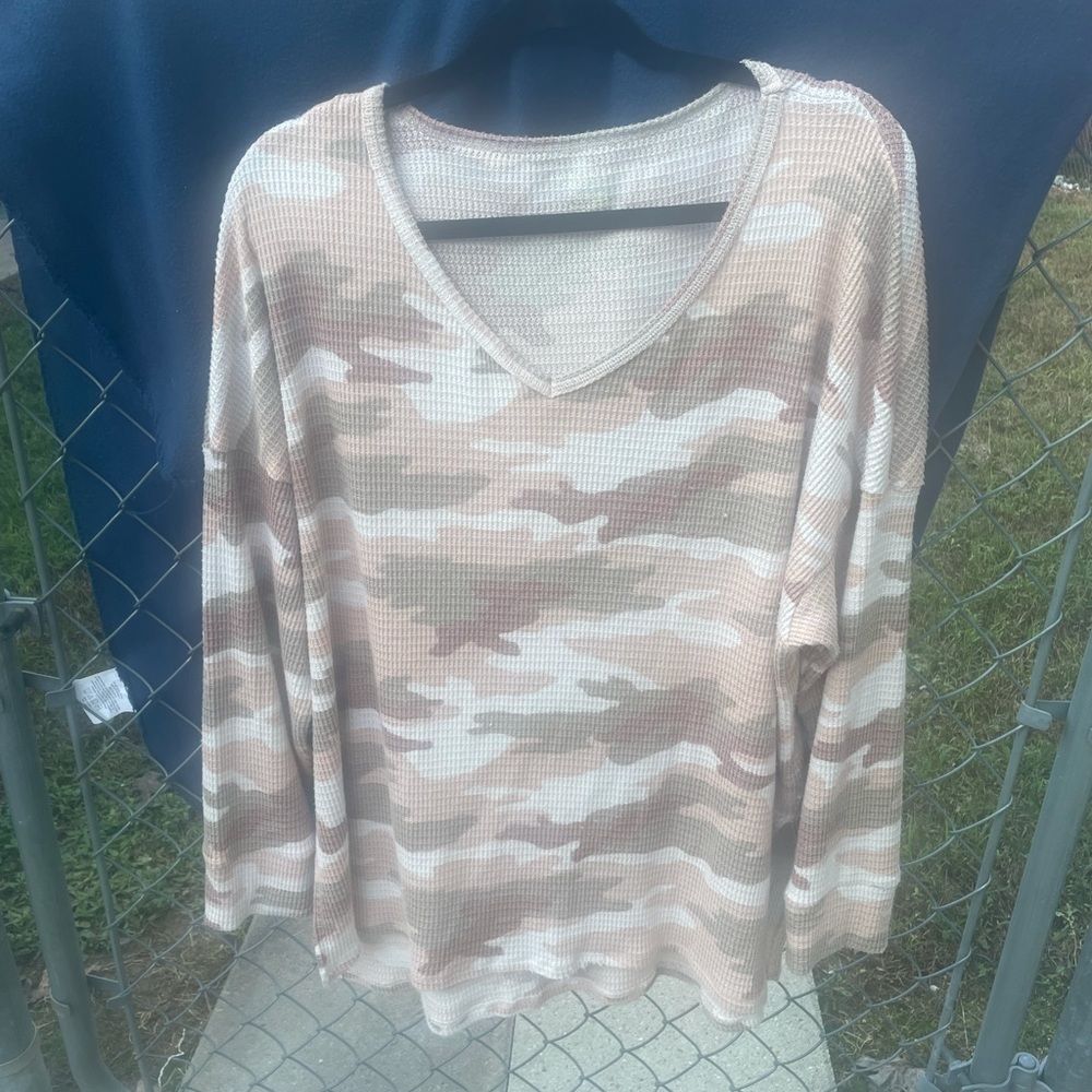 American Eagle pink camouflage long sleeve shirt